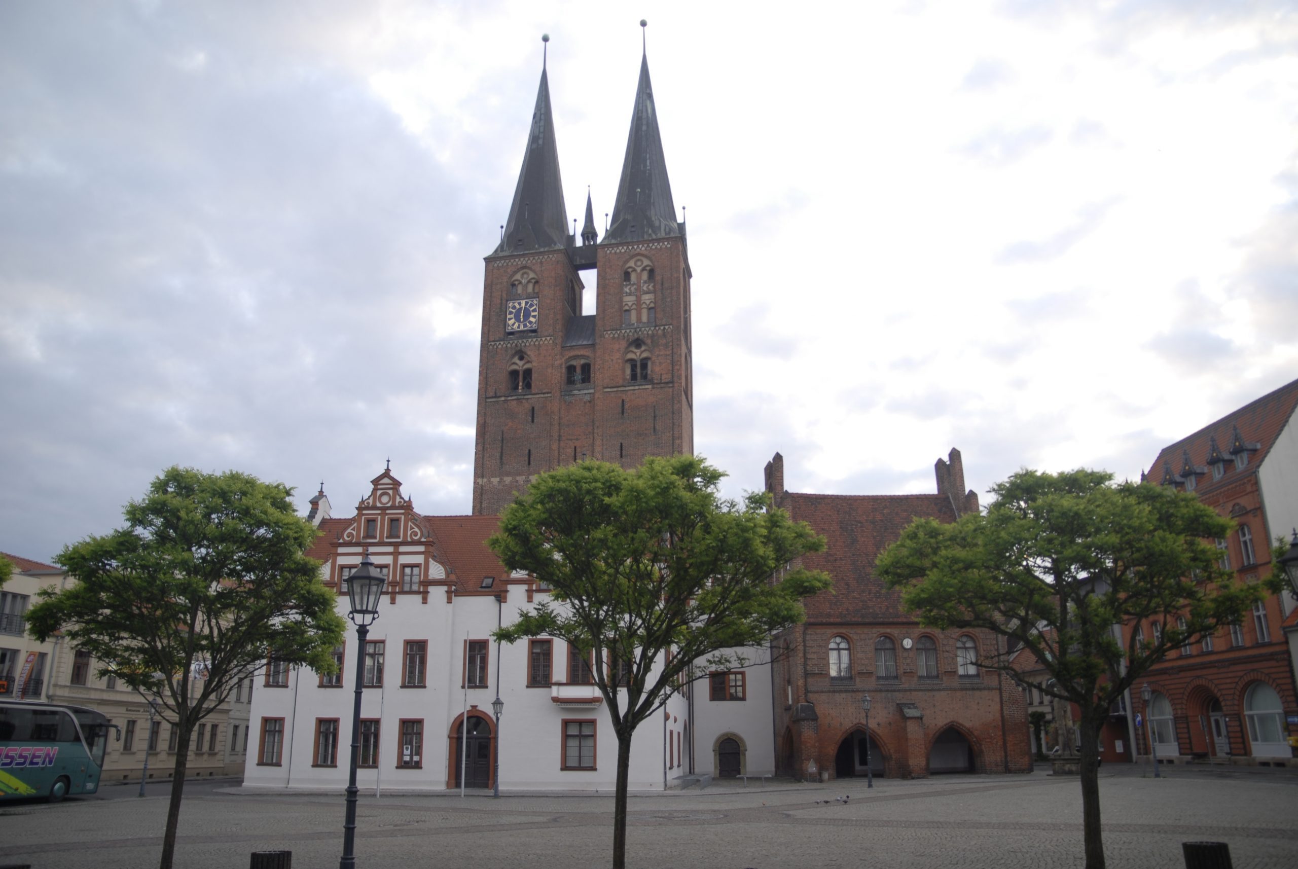 Die Hansestadt Stendal ist Kreisstadt des Landkreises Stendal und mit 37.683 Einwohnern die größte Stadt sowie Verkehrsknotenpunkt in der Altmark in Sachsen-Anhalt.

Stendal liegt unweit westlich der Elbe in der südöstlichen Altmark. Berlin ist etwa 120 Kilometer entfernt, Hannover etwa 150 Kilometer. Leipzig ist etwa 160 Kilometer und Hamburg etwa 180 Kilometer entfernt. Stendal liegt etwa 55 Kilometer nördlich von Magdeburg auf der Achse Wolfsburg–Berlin.